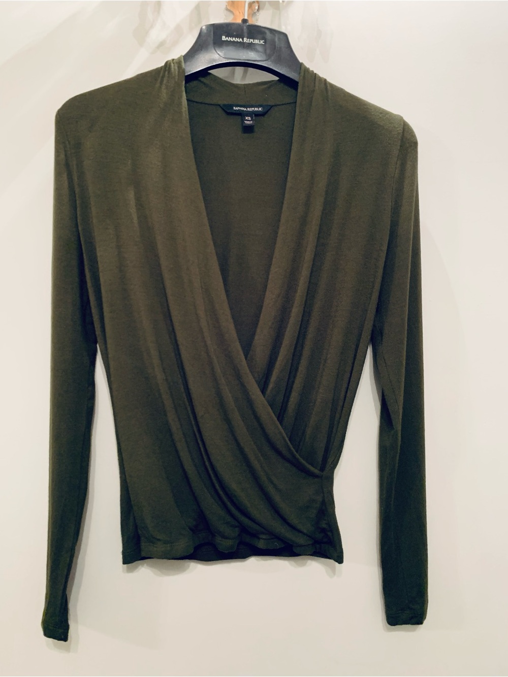 NWT BANANA REPUBLIC THREADSOFT LONG SLEEVE WRAP BLOUSE. EXCELLENT CONDITION! - Picture 2 of 8